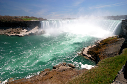 Niagara Falls marks the Canadian-US border (75 miles SE of Toronto)
